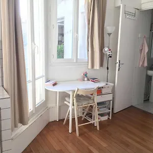 Located Flat In Saint-germain-des-prés Parigi